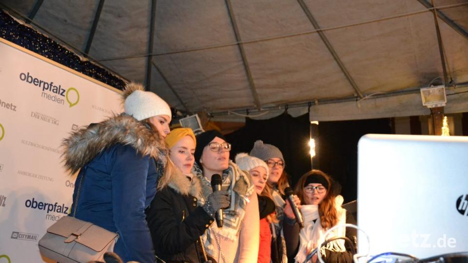 Karaoke am Weihnachtsmarkt begeistert Sänger und Zuhörer in Amberg und ist Kult. Bild: Enrico Hanf