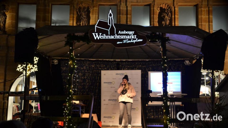 Karaoke am Weihnachtsmarkt begeistert Sänger und Zuhörer in Amberg und ist Kult. Bild: Enrico Hanf