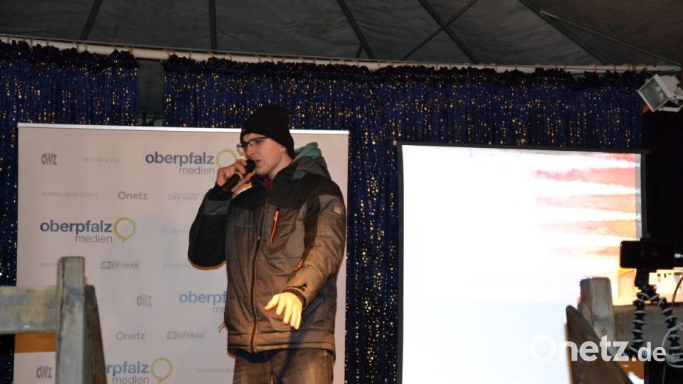 Karaoke am Weihnachtsmarkt begeistert Sänger und Zuhörer in Amberg und ist Kult. Bild: Enrico Hanf