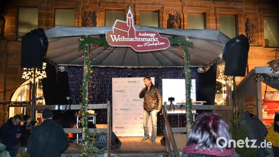 Karaoke am Weihnachtsmarkt begeistert Sänger und Zuhörer in Amberg und ist Kult. Bild: Enrico Hanf