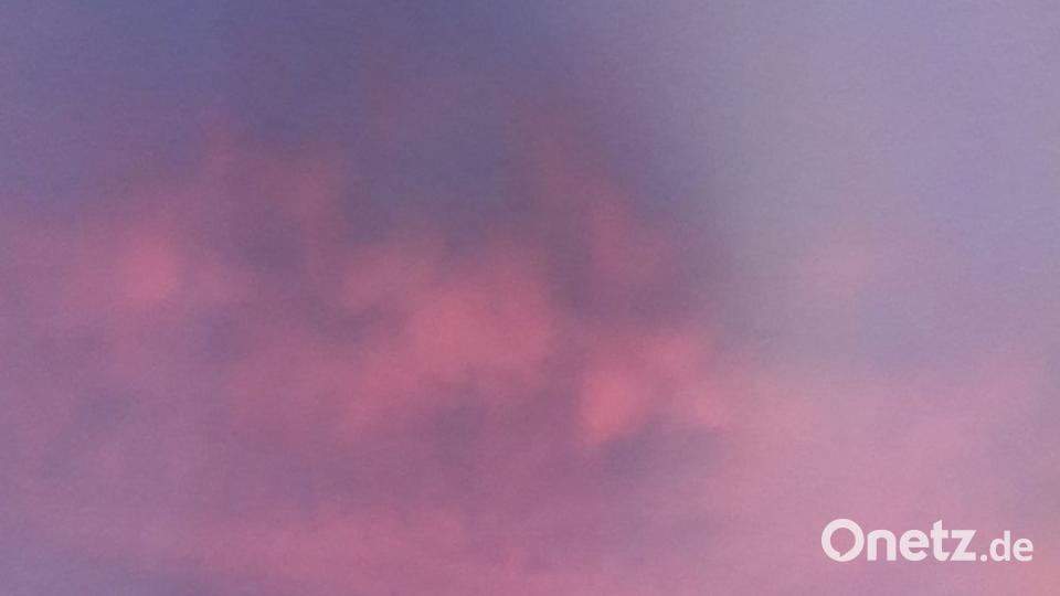 Lila Wolken über Weiden. Bild: exb