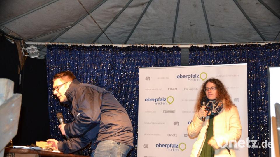 Karaoke am Weihnachtsmarkt begeistert Sänger und Zuhörer in Amberg und ist Kult. Bild: Enrico Hanf
