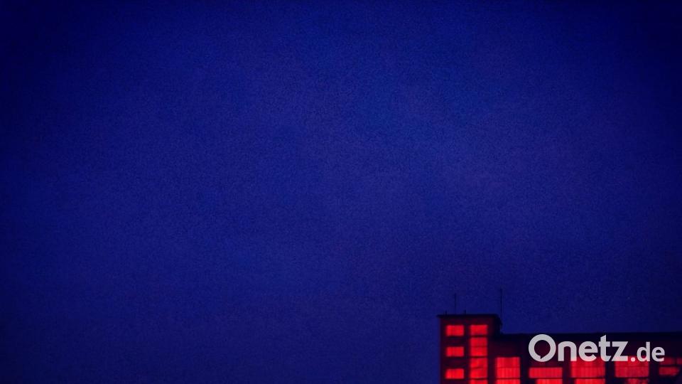 Manchmal lohnt sich ein Schulterblick - hier spiegelt sich der Sonnenaufgang in den Fenstern der alten Flachglas-AG-Fabrik. Bild: Andreas Ehinger