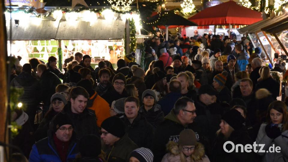 Karaoke am Weihnachtsmarkt begeistert Sänger und Zuhörer in Amberg und ist Kult. Bild: Enrico Hanf
