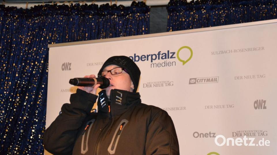 Karaoke am Weihnachtsmarkt begeistert Sänger und Zuhörer in Amberg und ist Kult. Bild: Enrico Hanf