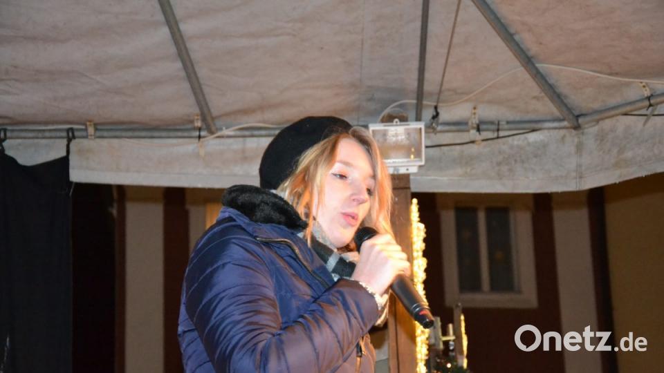 Karaoke am Weihnachtsmarkt begeistert Sänger und Zuhörer in Amberg und ist Kult. Bild: Enrico Hanf