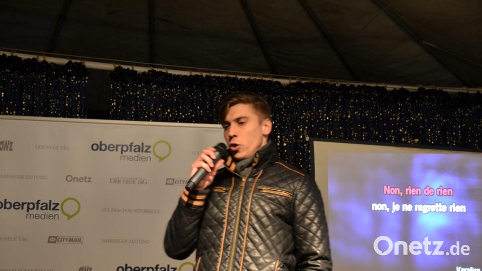 Karaoke am Weihnachtsmarkt begeistert Sänger und Zuhörer in Amberg und ist Kult. Bild: Enrico Hanf
