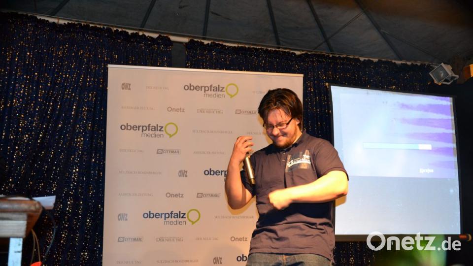 Karaoke am Weihnachtsmarkt begeistert Sänger und Zuhörer in Amberg und ist Kult. Bild: Enrico Hanf