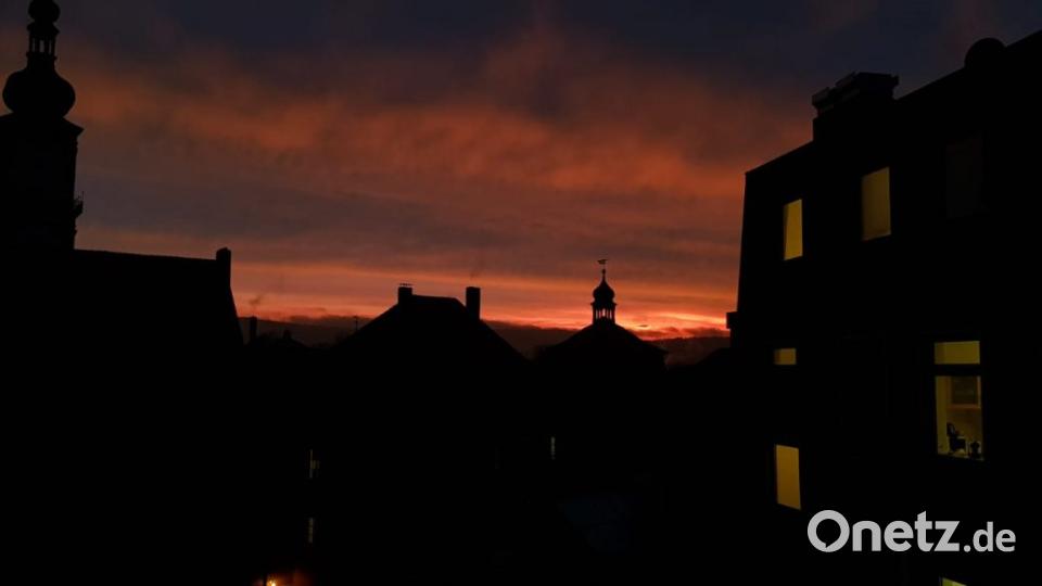 Der Himmel über Weiden brannte am Mittwochmorgen. Bild: Timo Böhm