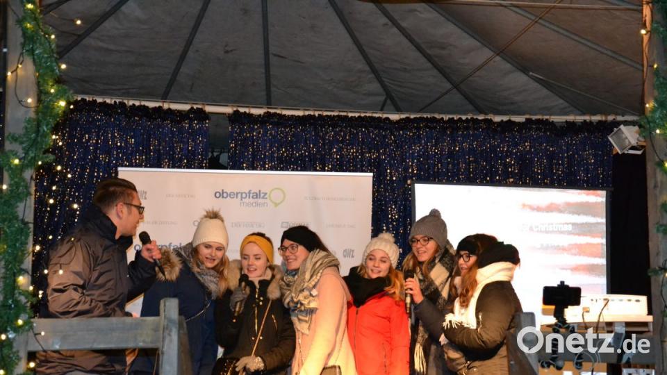 Karaoke am Weihnachtsmarkt begeistert Sänger und Zuhörer in Amberg und ist Kult. Bild: Enrico Hanf