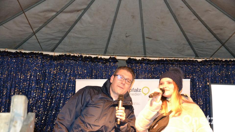 Karaoke am Weihnachtsmarkt begeistert Sänger und Zuhörer in Amberg und ist Kult. Bild: Enrico Hanf