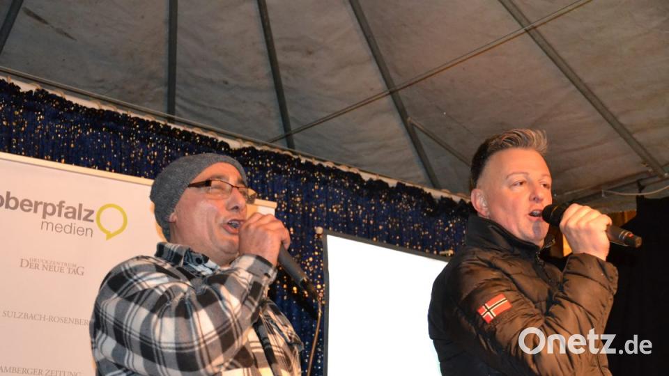 Karaoke am Weihnachtsmarkt begeistert Sänger und Zuhörer in Amberg und ist Kult. Bild: Enrico Hanf