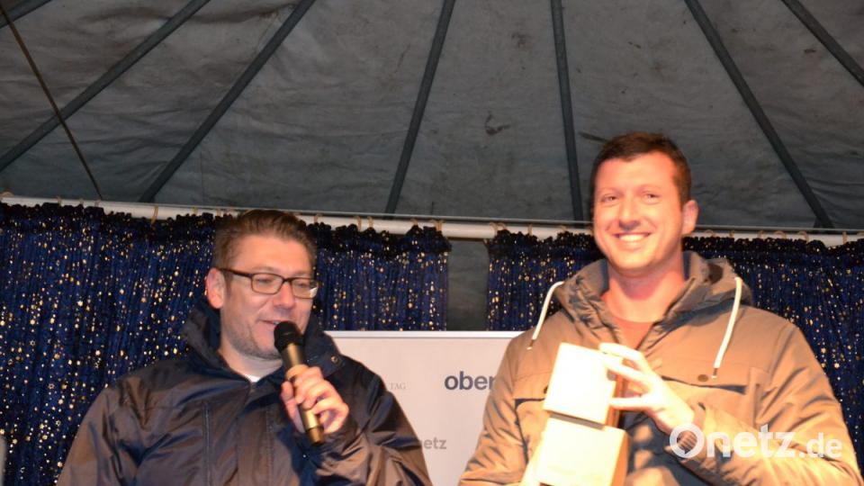 Karaoke am Weihnachtsmarkt begeistert Sänger und Zuhörer in Amberg und ist Kult. Bild: Enrico Hanf