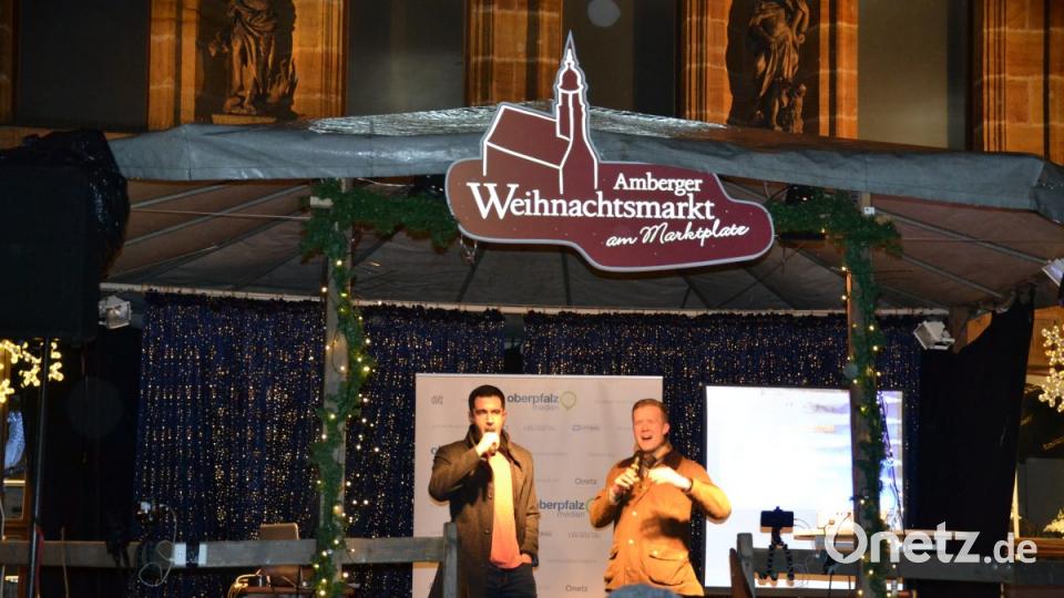 Karaoke am Weihnachtsmarkt begeistert Sänger und Zuhörer in Amberg und ist Kult. Bild: Enrico Hanf