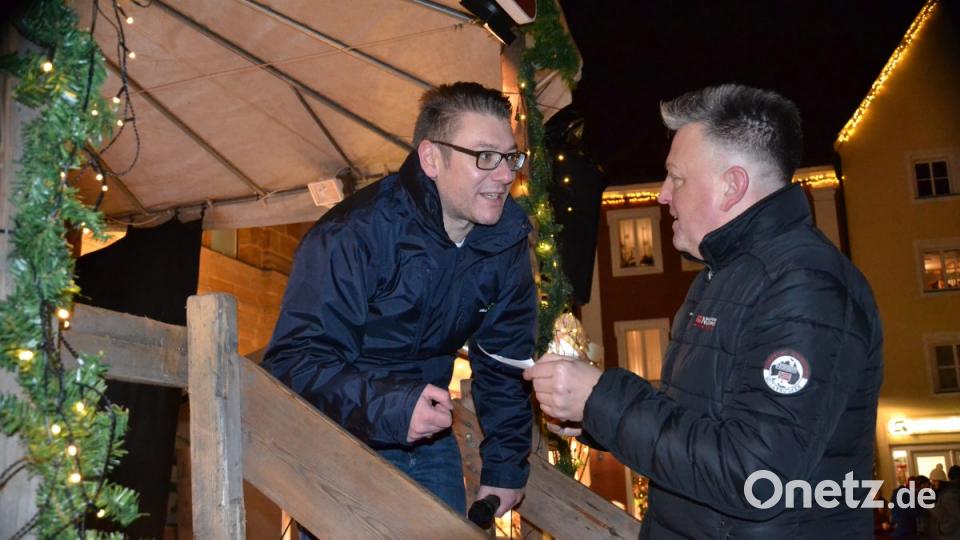 Karaoke am Weihnachtsmarkt begeistert Sänger und Zuhörer in Amberg und ist Kult. Bild: Enrico Hanf
