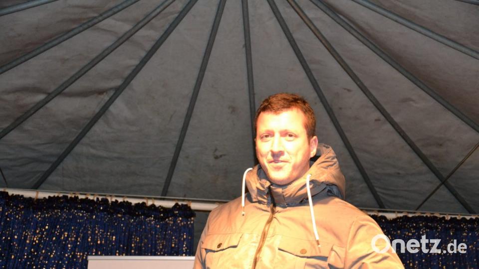 Karaoke am Weihnachtsmarkt begeistert Sänger und Zuhörer in Amberg und ist Kult. Bild: Enrico Hanf