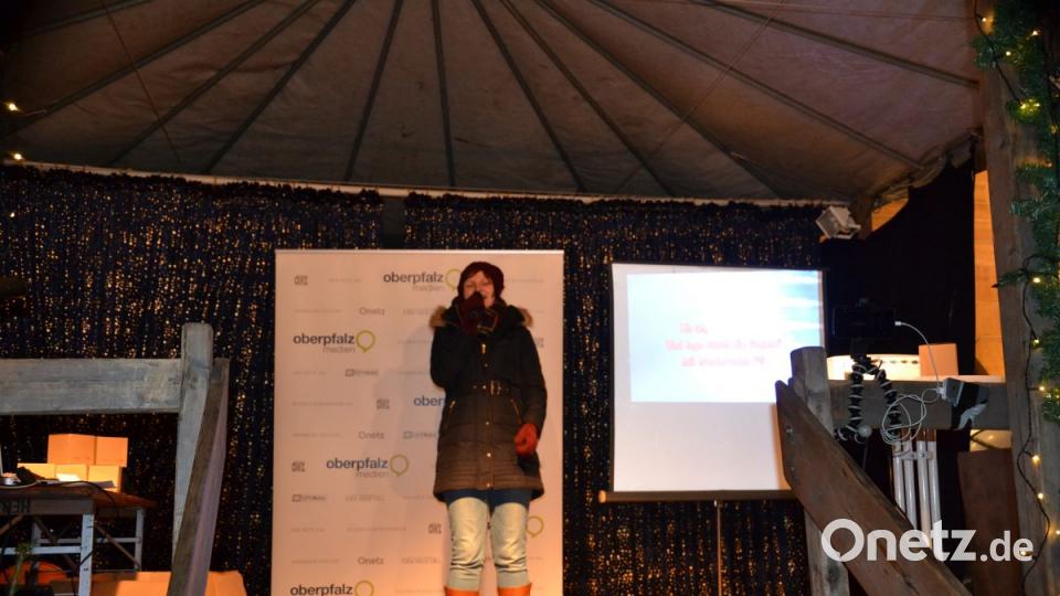 Karaoke am Weihnachtsmarkt begeistert Sänger und Zuhörer in Amberg und ist Kult. Bild: Enrico Hanf