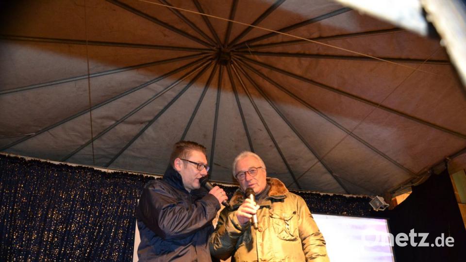 Karaoke am Weihnachtsmarkt begeistert Sänger und Zuhörer in Amberg und ist Kult. Bild: Enrico Hanf