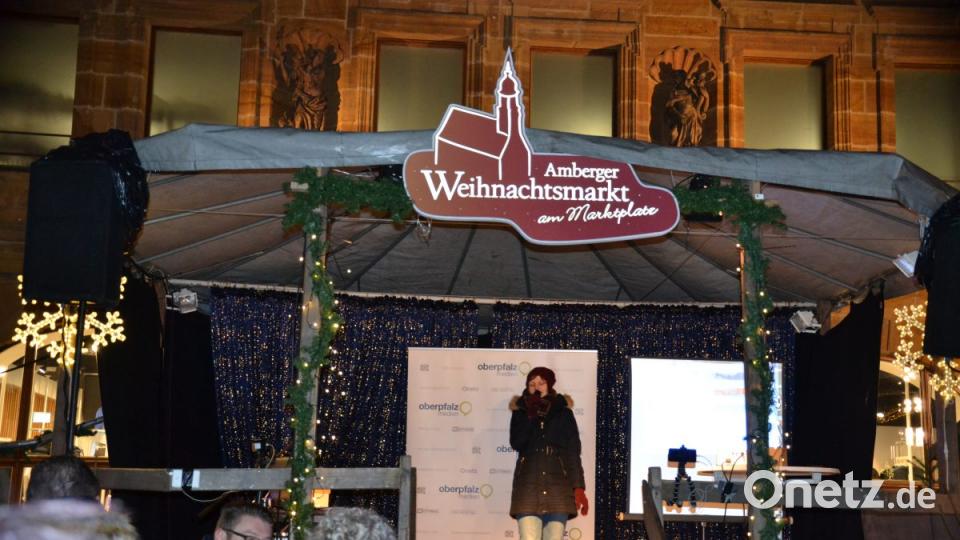 Karaoke am Weihnachtsmarkt begeistert Sänger und Zuhörer in Amberg und ist Kult. Bild: Enrico Hanf