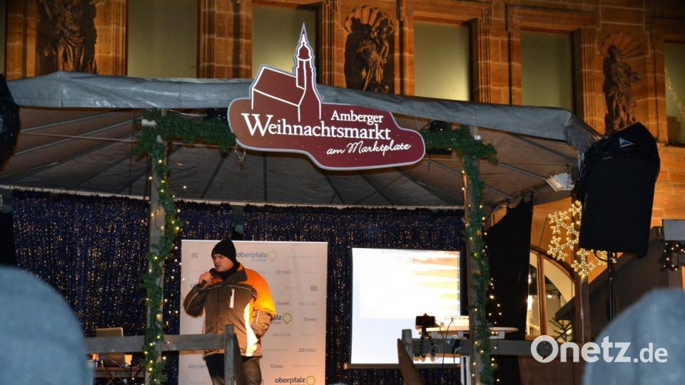 Karaoke am Weihnachtsmarkt begeistert Sänger und Zuhörer in Amberg und ist Kult. Bild: Enrico Hanf
