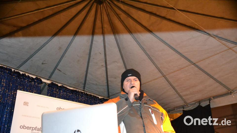 Karaoke am Weihnachtsmarkt begeistert Sänger und Zuhörer in Amberg und ist Kult. Bild: Enrico Hanf