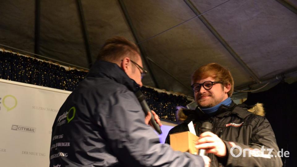 Karaoke am Weihnachtsmarkt begeistert Sänger und Zuhörer in Amberg und ist Kult. Bild: Enrico Hanf