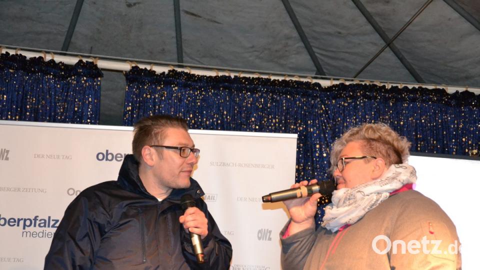 Karaoke am Weihnachtsmarkt begeistert Sänger und Zuhörer in Amberg und ist Kult. Bild: Enrico Hanf