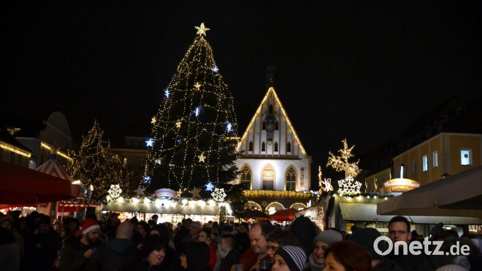 Karaoke am Weihnachtsmarkt begeistert Sänger und Zuhörer in Amberg und ist Kult. Bild: Enrico Hanf