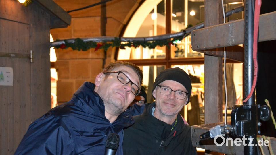 Karaoke am Weihnachtsmarkt begeistert Sänger und Zuhörer in Amberg und ist Kult. Bild: Enrico Hanf