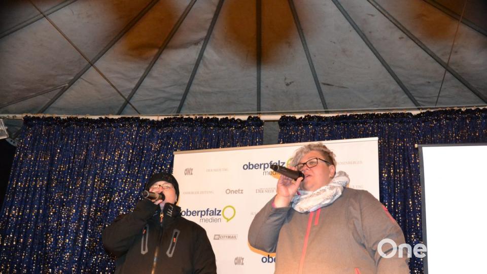 Karaoke am Weihnachtsmarkt begeistert Sänger und Zuhörer in Amberg und ist Kult. Bild: Enrico Hanf