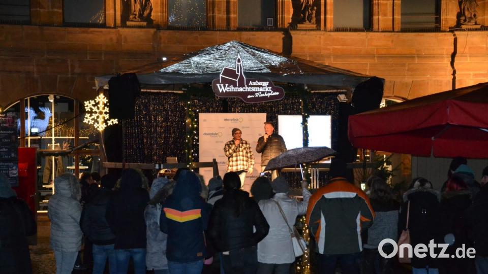 Karaoke am Weihnachtsmarkt begeistert Sänger und Zuhörer in Amberg und ist Kult. Bild: Enrico Hanf