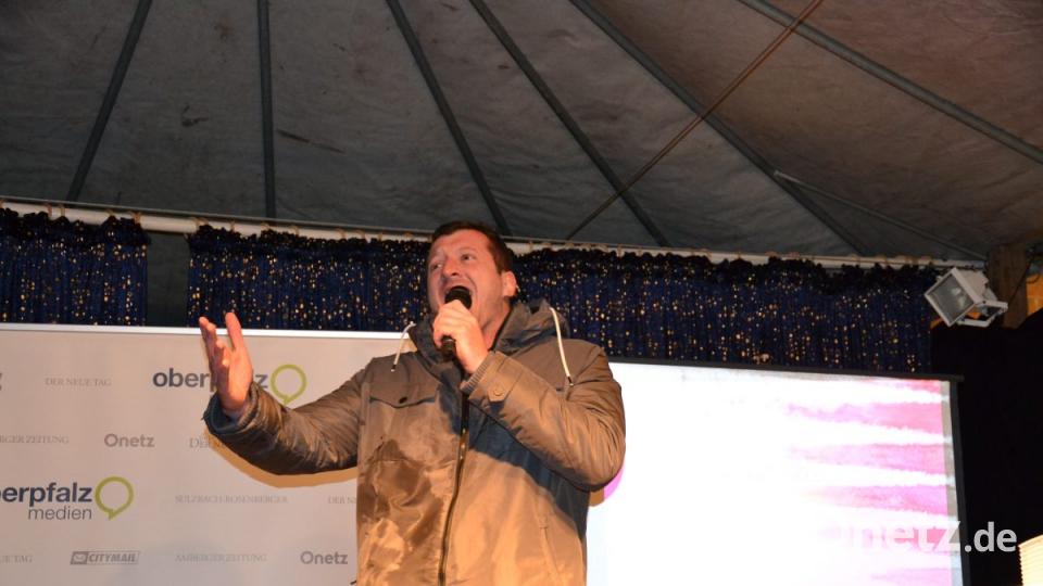 Karaoke am Weihnachtsmarkt begeistert Sänger und Zuhörer in Amberg und ist Kult. Bild: Enrico Hanf
