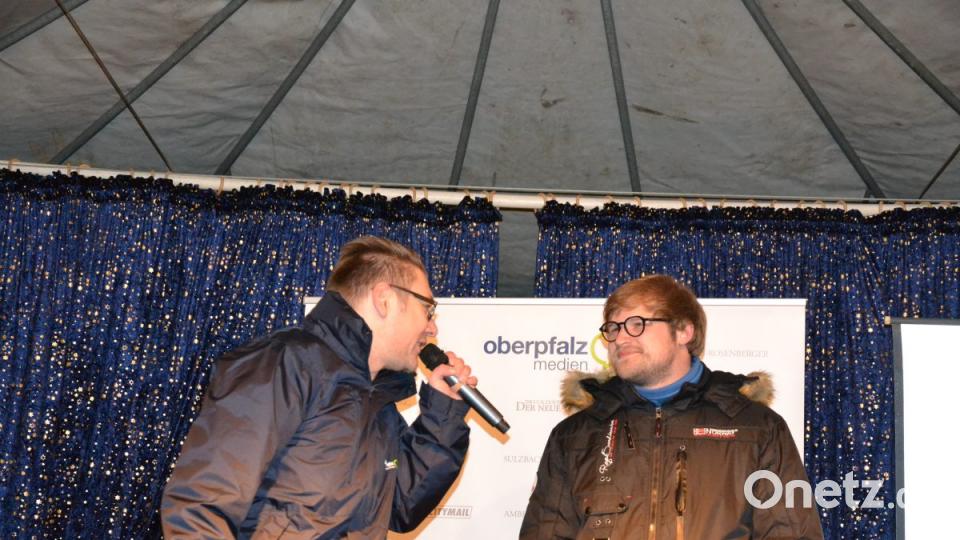 Karaoke am Weihnachtsmarkt begeistert Sänger und Zuhörer in Amberg und ist Kult. Bild: Enrico Hanf