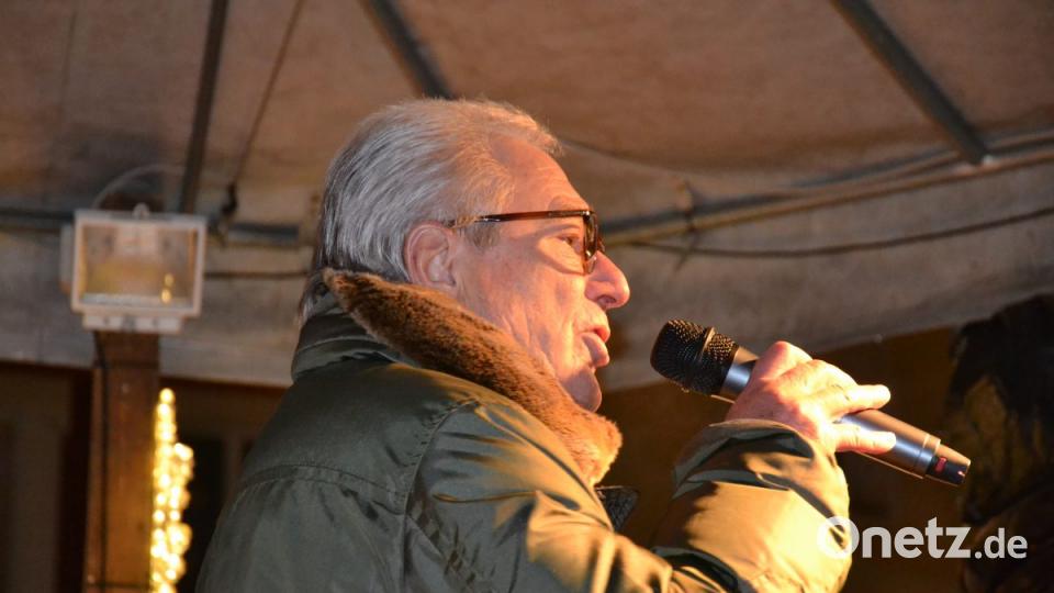 Karaoke am Weihnachtsmarkt begeistert Sänger und Zuhörer in Amberg und ist Kult. Bild: Enrico Hanf