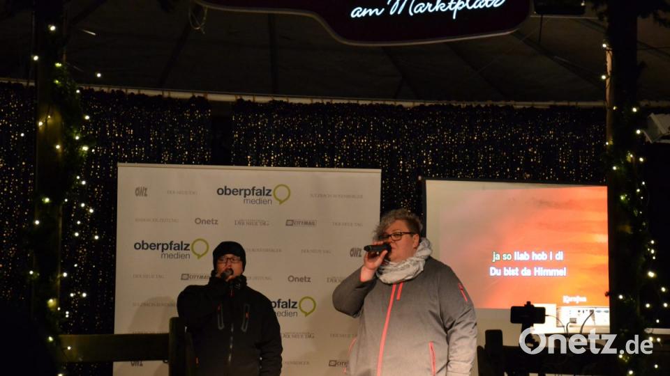 Karaoke am Weihnachtsmarkt begeistert Sänger und Zuhörer in Amberg und ist Kult. Bild: Enrico Hanf