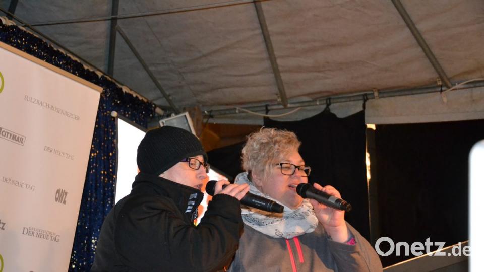 Karaoke am Weihnachtsmarkt begeistert Sänger und Zuhörer in Amberg und ist Kult. Bild: Enrico Hanf