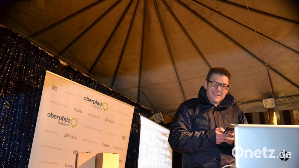 Karaoke am Weihnachtsmarkt begeistert Sänger und Zuhörer in Amberg und ist Kult. Bild: Enrico Hanf