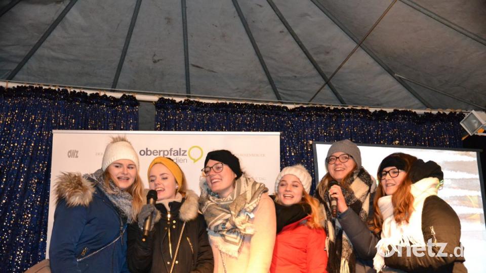 Karaoke am Weihnachtsmarkt begeistert Sänger und Zuhörer in Amberg und ist Kult. Bild: Enrico Hanf