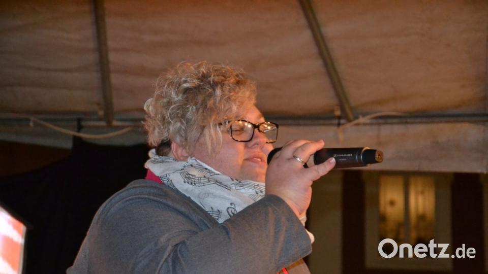 Karaoke am Weihnachtsmarkt begeistert Sänger und Zuhörer in Amberg und ist Kult. Bild: Enrico Hanf