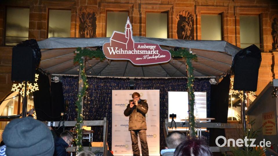 Karaoke am Weihnachtsmarkt begeistert Sänger und Zuhörer in Amberg und ist Kult. Bild: Enrico Hanf