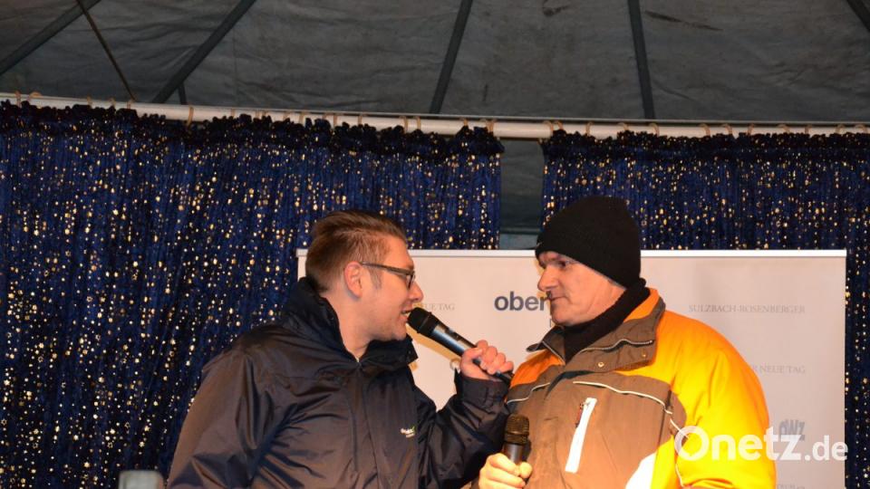 Karaoke am Weihnachtsmarkt begeistert Sänger und Zuhörer in Amberg und ist Kult. Bild: Enrico Hanf