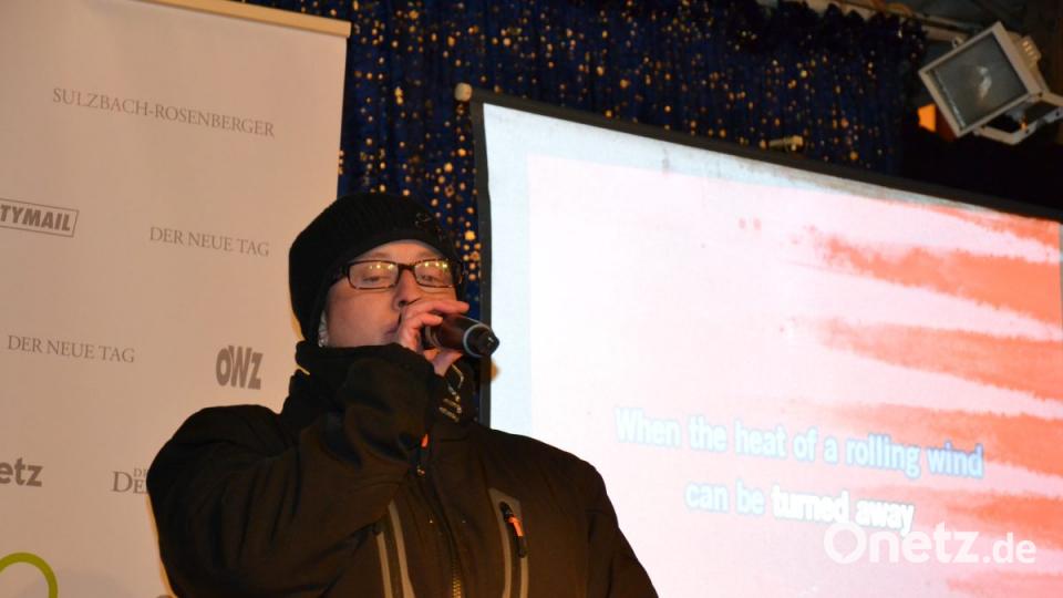 Karaoke am Weihnachtsmarkt begeistert Sänger und Zuhörer in Amberg und ist Kult. Bild: Enrico Hanf