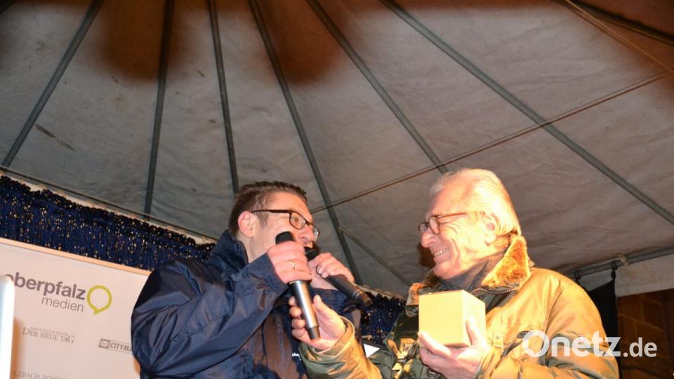 Karaoke am Weihnachtsmarkt begeistert Sänger und Zuhörer in Amberg und ist Kult. Bild: Enrico Hanf