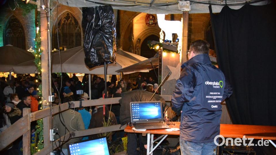 Karaoke am Weihnachtsmarkt begeistert Sänger und Zuhörer in Amberg und ist Kult. Bild: Enrico Hanf