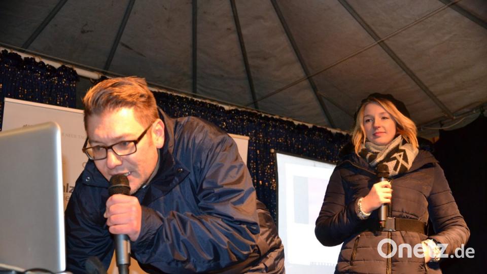Karaoke am Weihnachtsmarkt begeistert Sänger und Zuhörer in Amberg und ist Kult. Bild: Enrico Hanf
