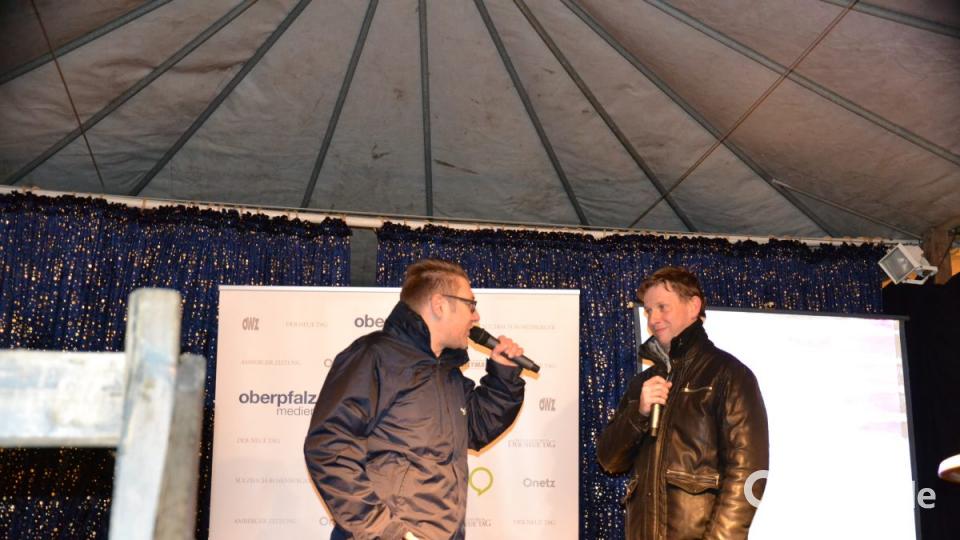 Karaoke am Weihnachtsmarkt begeistert Sänger und Zuhörer in Amberg und ist Kult. Bild: Enrico Hanf