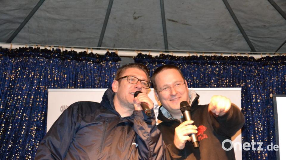 Karaoke am Weihnachtsmarkt begeistert Sänger und Zuhörer in Amberg und ist Kult. Bild: Enrico Hanf