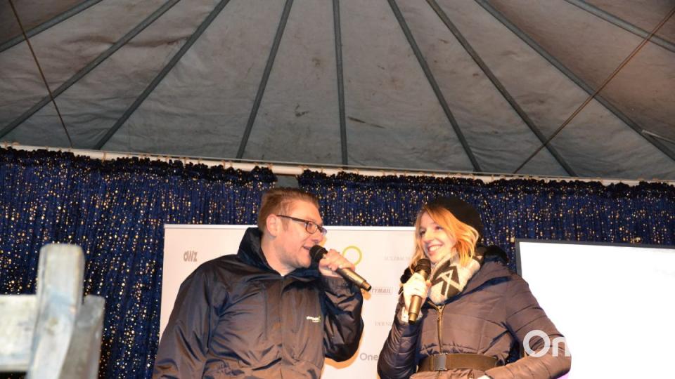 Karaoke am Weihnachtsmarkt begeistert Sänger und Zuhörer in Amberg und ist Kult. Bild: Enrico Hanf