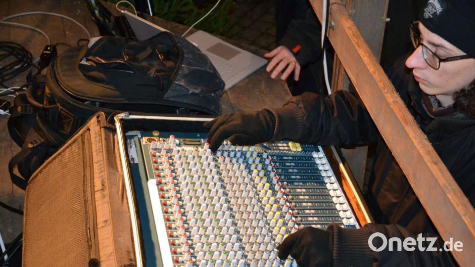 Karaoke am Weihnachtsmarkt begeistert Sänger und Zuhörer in Amberg und ist Kult. Bild: Enrico Hanf