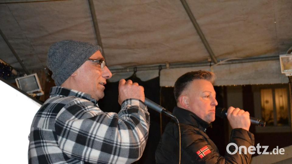 Karaoke am Weihnachtsmarkt begeistert Sänger und Zuhörer in Amberg und ist Kult. Bild: Enrico Hanf